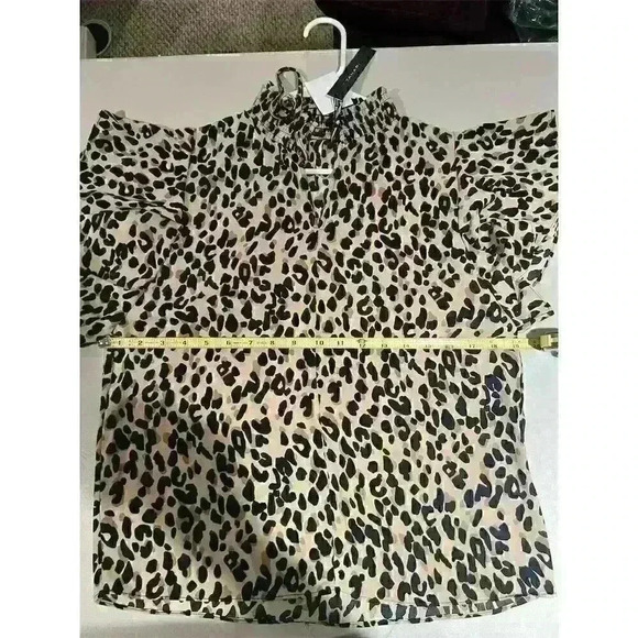 T Tahari Women's Desert Cheetah Print Blouse XS Short Sleeve Ruffled Neck Casual - Picture 12 of 12